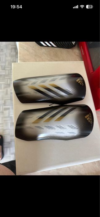 Aparatori de fotbal adidas am 4 perechi ca noi