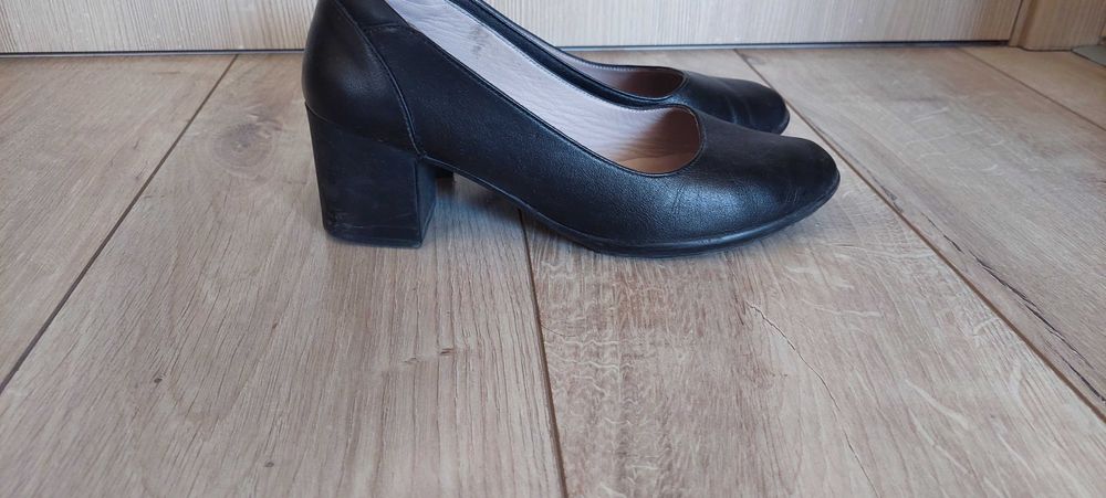 Нови .есенни дамски обувки, естествена кожа, номер 39