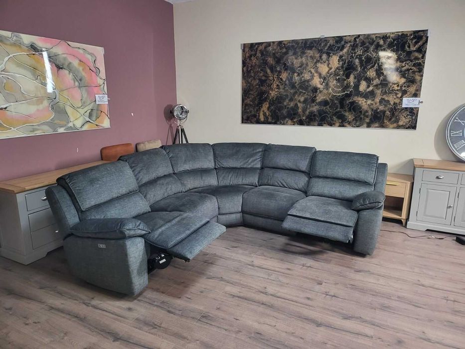 Сив ъглов диван от плат с електрически релаксиращ механизъм