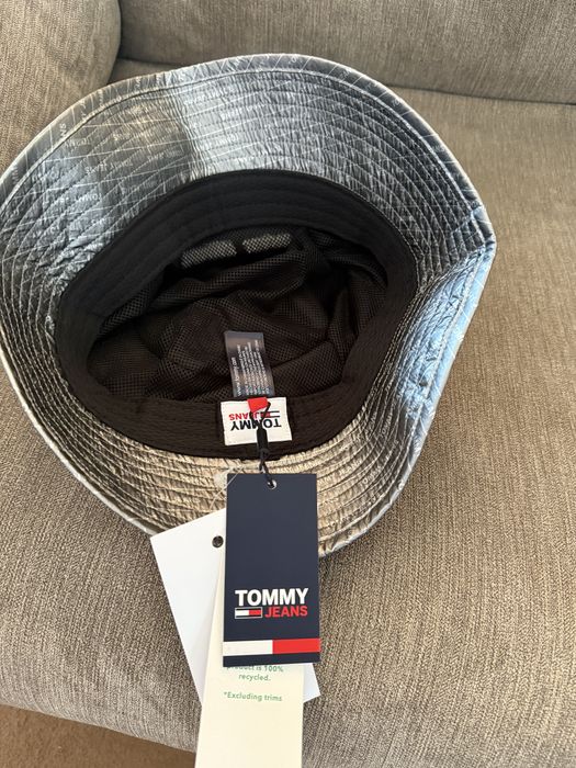 Шапка Tommy jeans унисекс, черна със сребърен кант