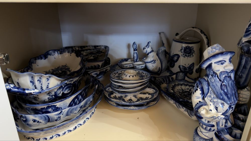 Продам сувениры и посуду Гжель