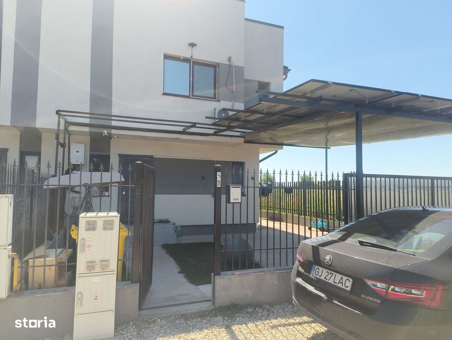 Vând casa tip duplex p+1E