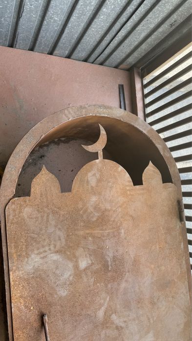 Есік биттің(қабірге ) арналып істелген