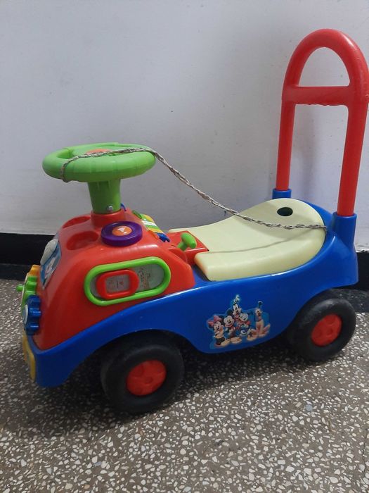 Mașinuță pentru copii, cu sunete și funcții interactive.