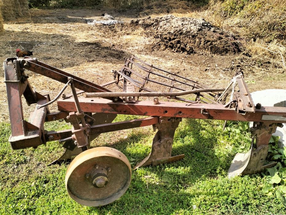 Трактор МТЗ-80, плуг, сеялка