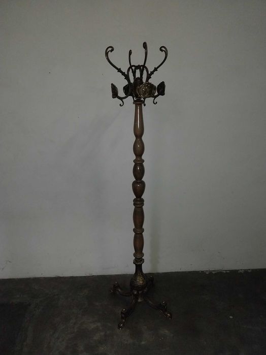 Cuier din lemn si bronz