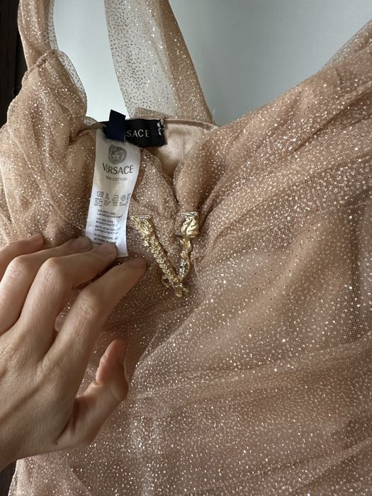 Златиста блестяща дълга рокля с цепка Versace и рокля с пера BEBE