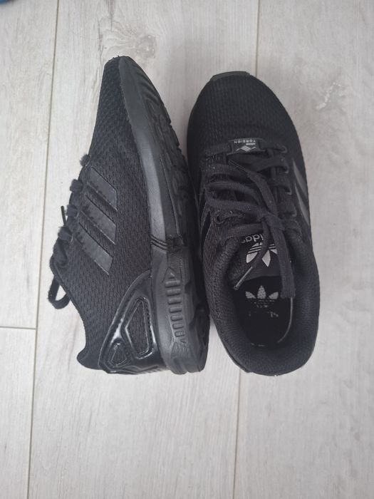 Pantofi sport Adidas si H&M