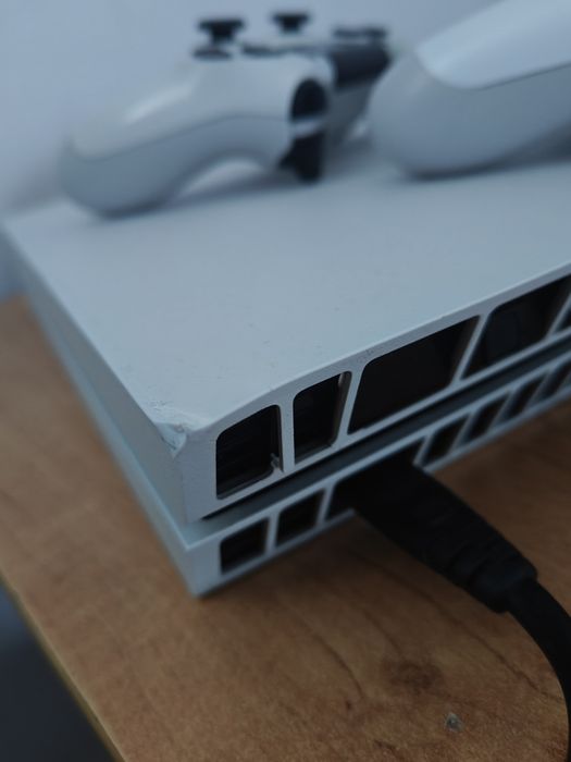 Продам белую прошитую Playstation 4 FAT