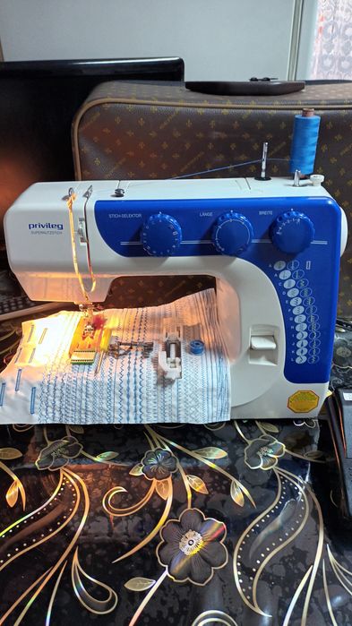 Masina de cusut PRIVILEG cu butoniera automata dintr-un singur pas