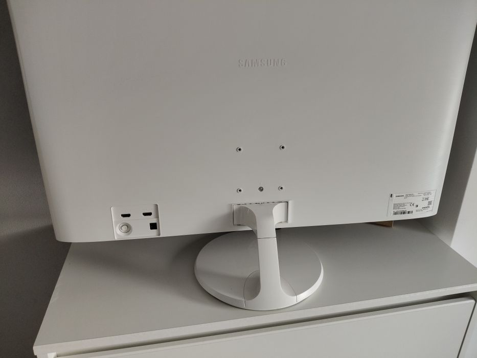 Монитор Samsung, бял, 32 инча
