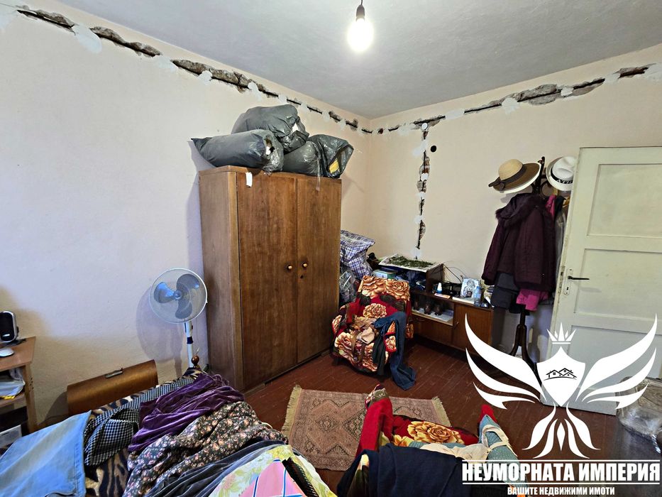 Продавам двуетажна къща 195РЗП с широк двор 1020кв. в с.Тополово