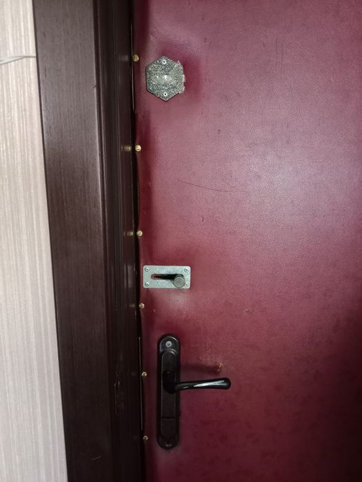 Продам входную дверь