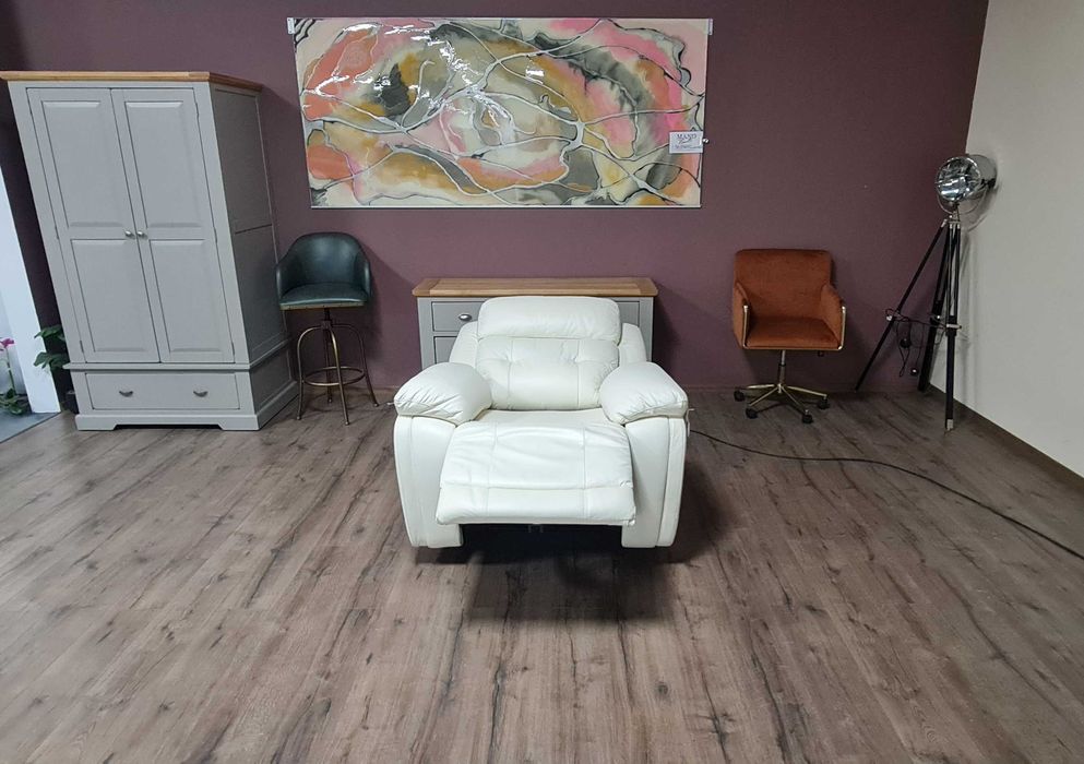 Бял кожен фотьойл La-z-boy с електрически релаксиращ механизъм