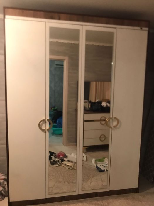 Продаю срочно спальный гарнитур . 2 тумбы , комот , шкаф, кровать..