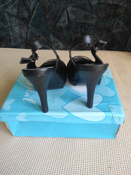 Pantofi din piele  cu toc și talpă înaltă, nr.35.
Sunt noi nouți în am