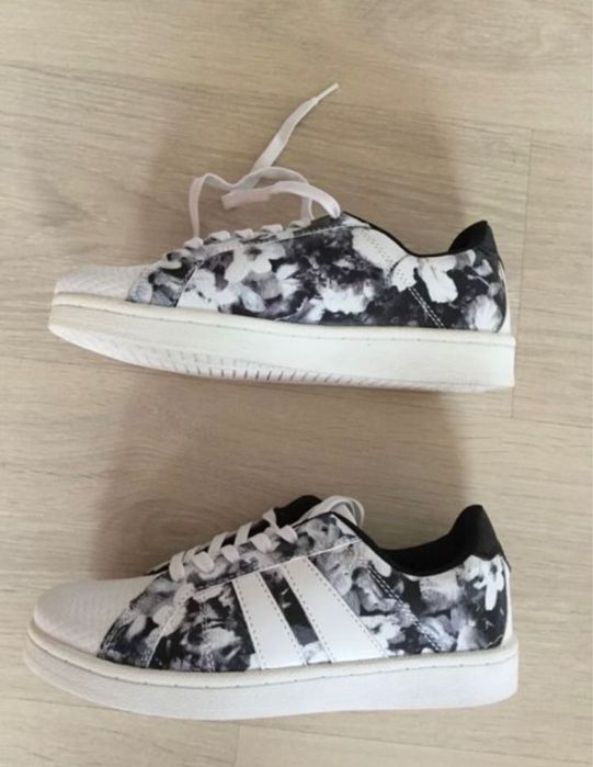 Vând adidași super comozi(37).