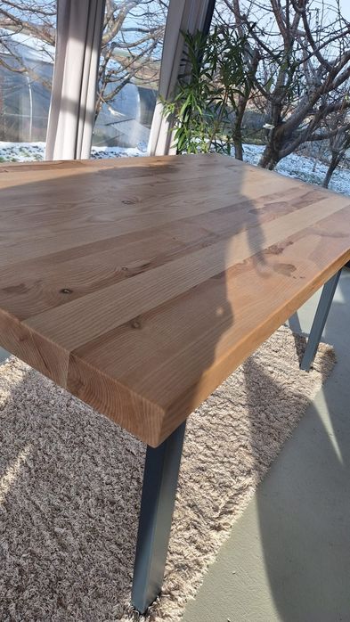 Masa din lemn masiv