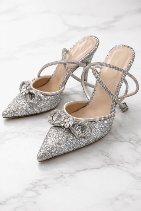 Елегантни сребърни обувки с камъни