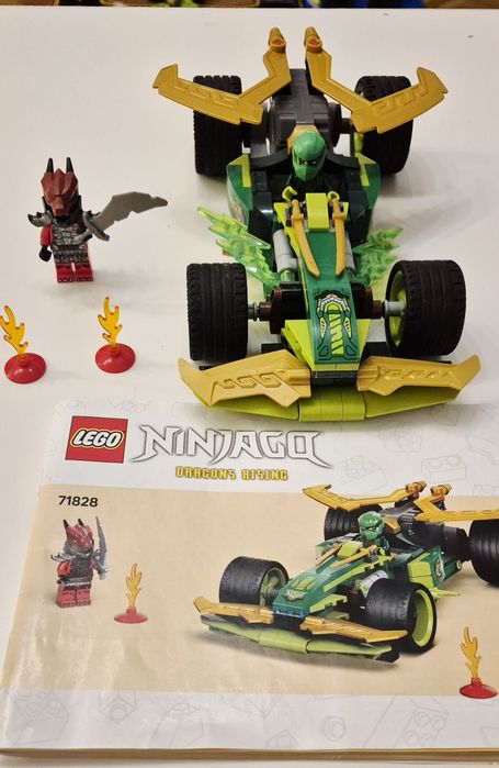 LEGO Ninjago - Masina de curse pull-back a lui Lloyd (71828)