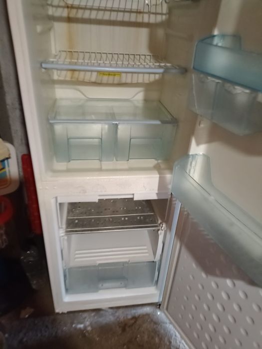 Vând frigider Artic