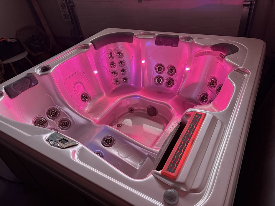 Jacuzzi ciubar spa piscina cada cu hidromasaj