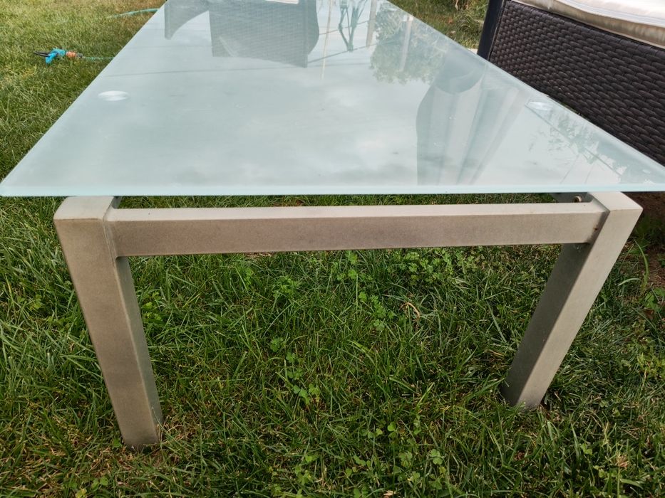 Стъклена маса за хол или градина