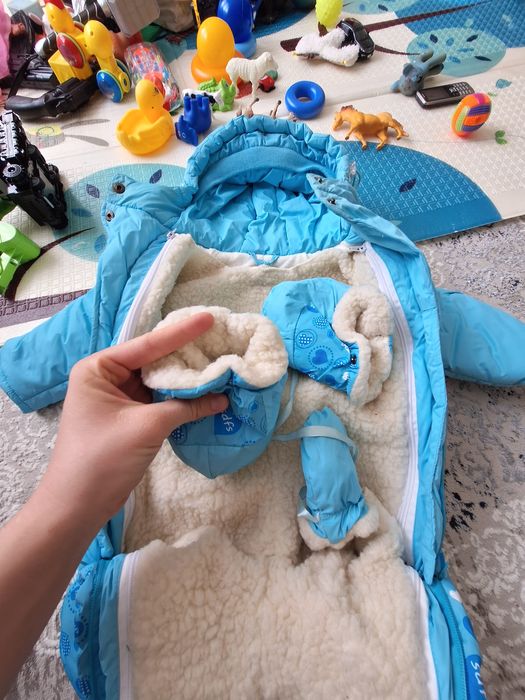 Продам зимний  детский комбинезон трансформер