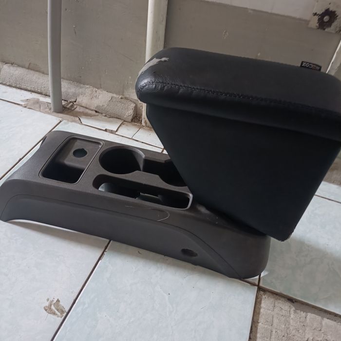 Продам подлокотник на Кобальт