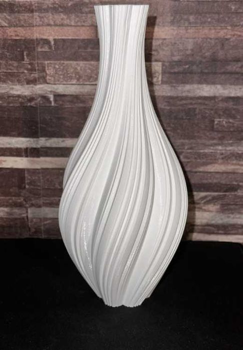 Извита ваза бяла