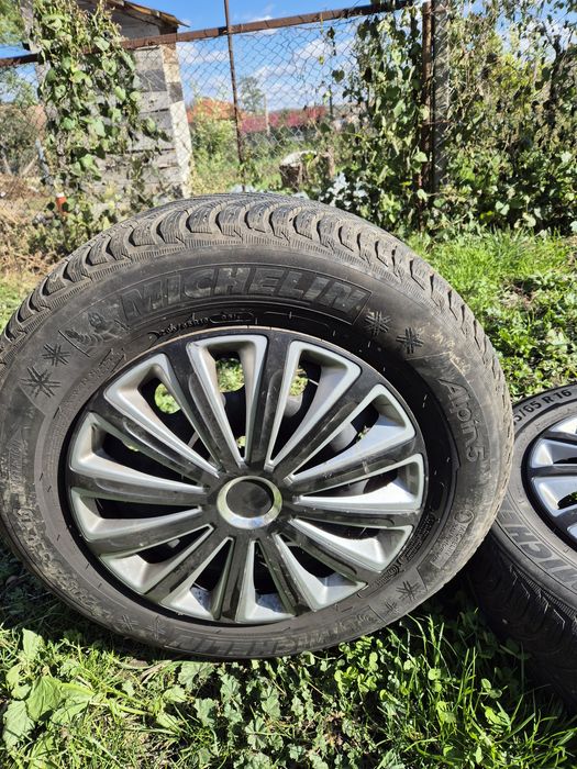 Vând 4 roti de tablă cu cauciucurile pe ele 205/65/R16 de iarna Michel