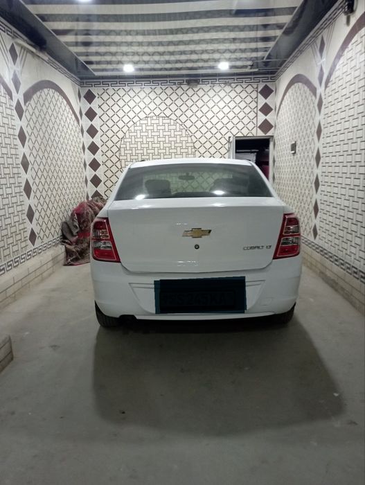 Кобилт сотилади холати яхши узимники факат мошин олиш нияти борлар тел