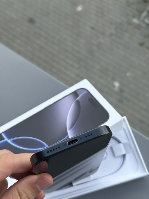Iphone 16 pro, 128 Gb, garantie Emag pana in noiembrie