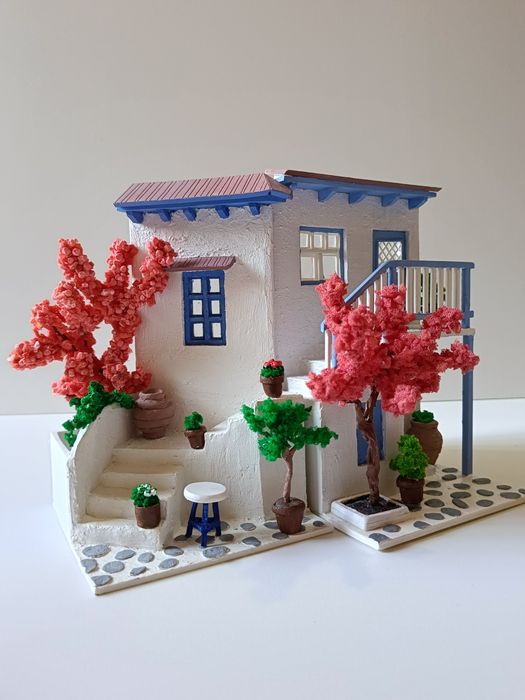 Uy ko'rinishidagi qalamdon.