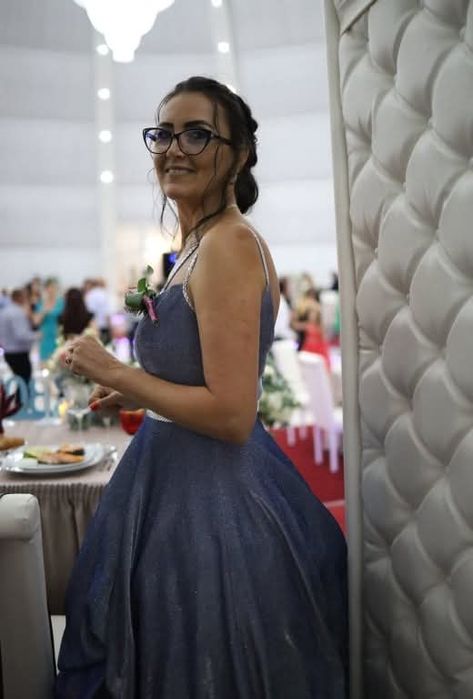 Rochie soacra mica.Rochita a fost purtata o data. Este perfecta stare. Este nr 42 .