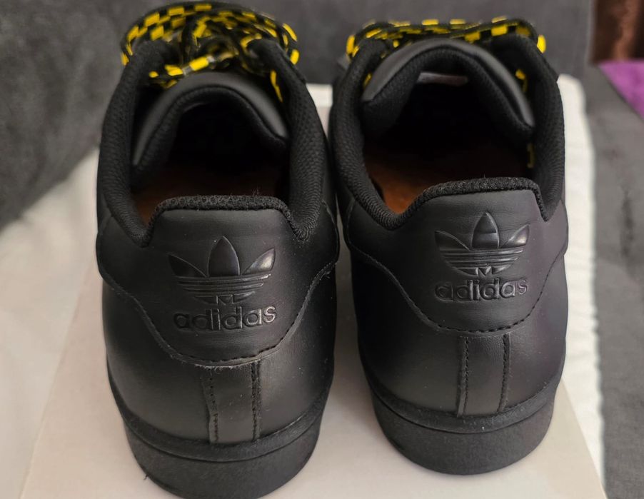 Adidași superstar