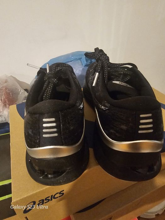 Продавам маратонки ASICS