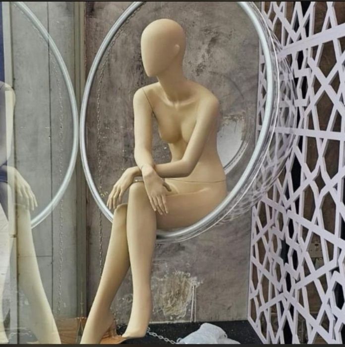 Манекени за магазини за дрехи