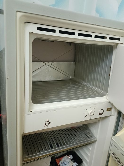 Холодильник и газ срочно продается