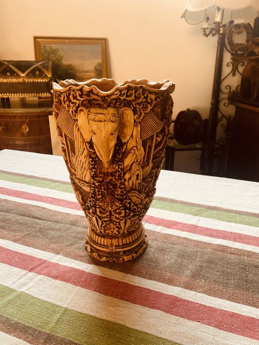Декоративна ориенталска ваза с релеф – 90-те години