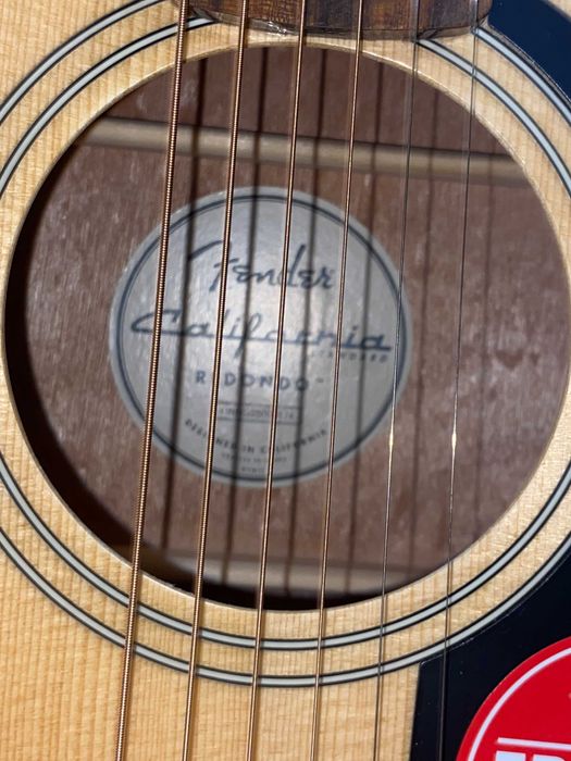 Нова акустична китара Fender California Redondo