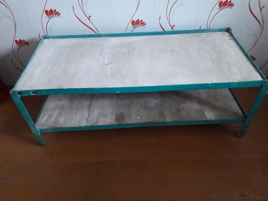 Железная полка-стеллаж