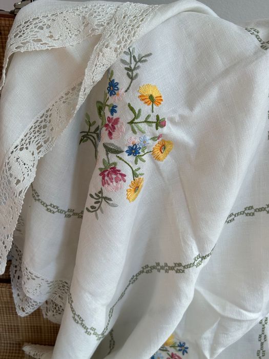 Красива покривка с нежна бродерия