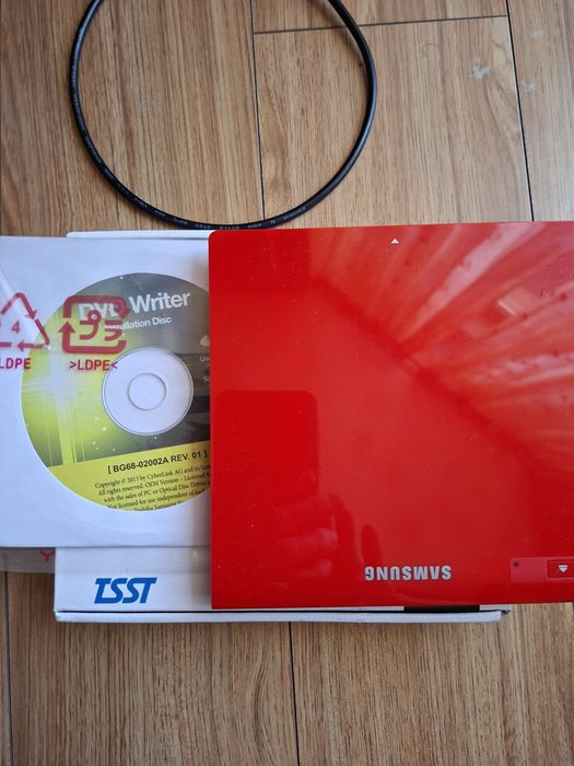 Samsung DVD extern se conectează usb.