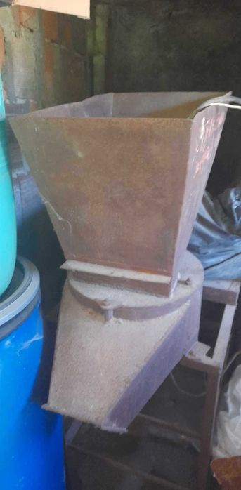 Машина за мелене на всякакъв вид зърнен фураж