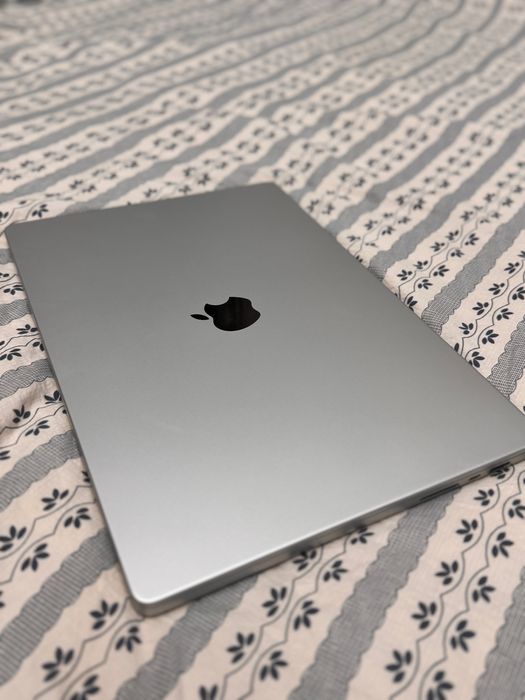 Macbook Pro M2 16-inch