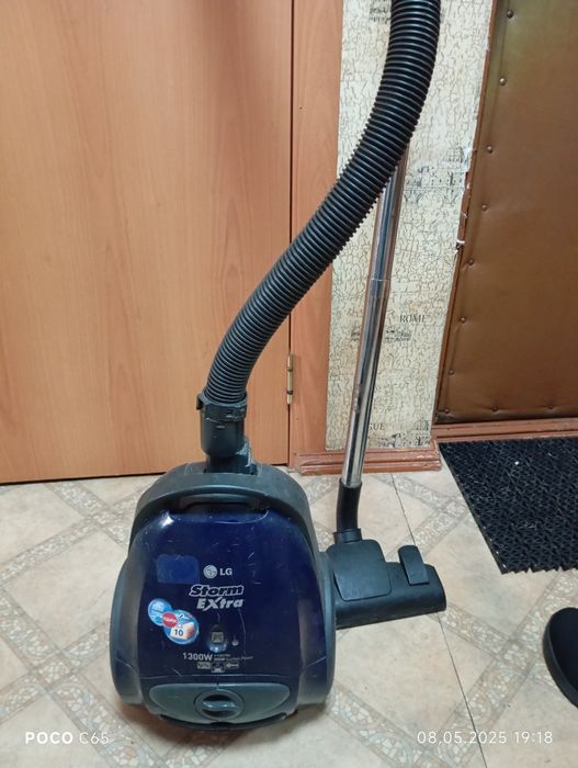 Пылесос 1300w. Мощный