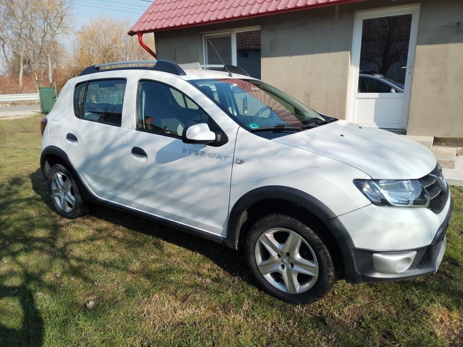 De vânzare Dacia Sandero Expression și Dacia Sandero Stepway din 2015
