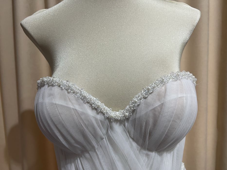 Rochie de Mireasa cu corset reglabil si 2 tipuri de maneci detasabile.