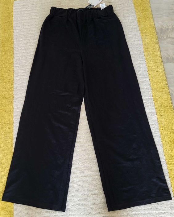 Pantaloni negri, largi, marimea M